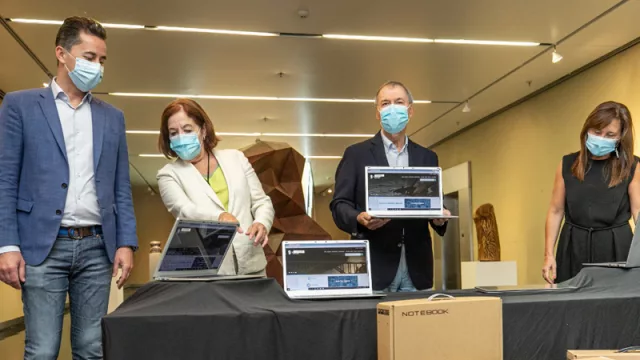 Calvo, Vigo y Schiaretti muestran las primeras de las 50.000 notebooks que entregará la provincia de Córdoba.