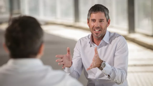 “Tenía que venir una pandemia para hacer presentaciones por streaming”.