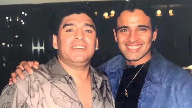 Diego Armando Maradona y Alejandro Romero, autor de "La Mano de Dios".
