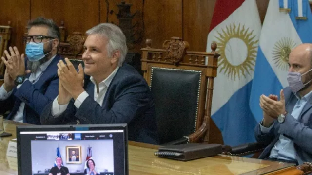 Schiaretti y Llaryora inauguraron obras en Comunidad Renó