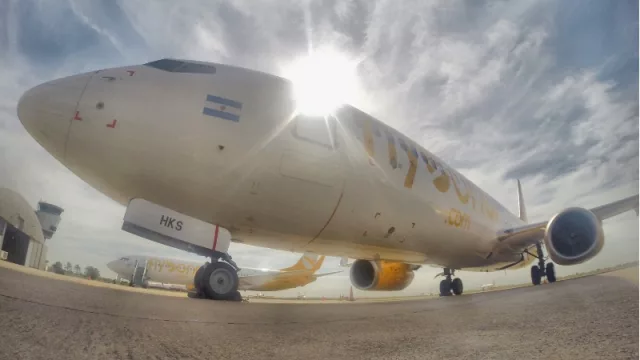 Volver a empezar: con sólo dos aviones Flybondi reanuda sus vuelos (ganó el gobierno y salen desde Ezeiza)