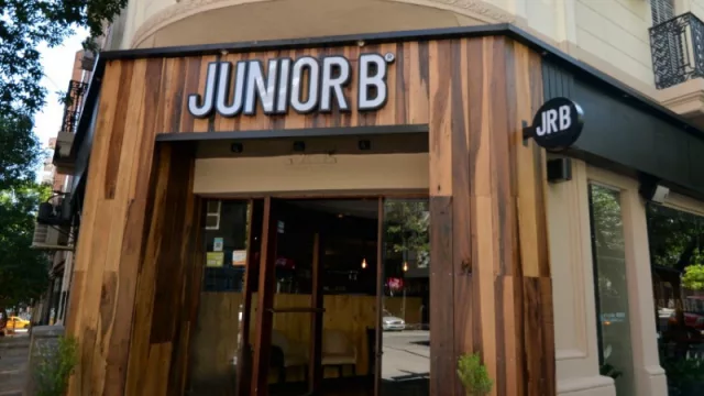 Junior B y una transformación 360°: nueva imagen, nuevo logo y nueva carta 