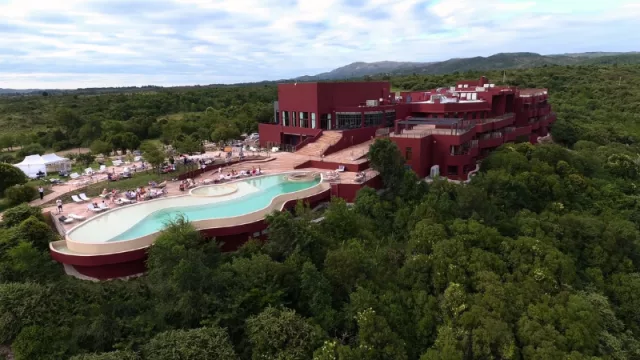 El desarrollo se integra al paisaje con una gama de colores en la gama de los ocres.