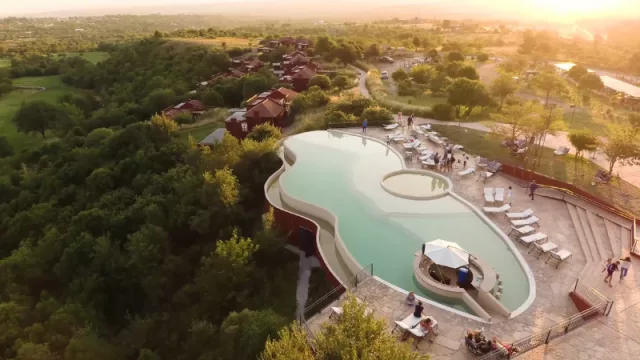 Una vista desde drone de la pileta escenográfica y el área de los condominios.