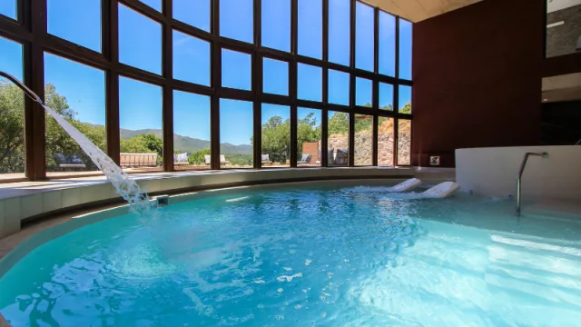 Parte del spa en dos niveles con distintos circuitos de aguas y área de masajes.