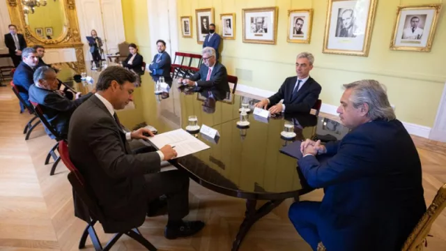 Eurnekian (segundo desde la izquierda) en el juego que mejor juega y que más le gusta.