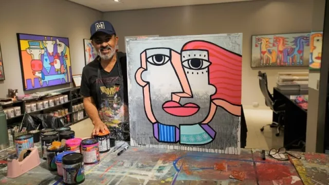 El muralista del Puente del Amor, Mario Lange, se instaló en el Amerian de Carlos Paz (“Se puede vivir del arte”) 