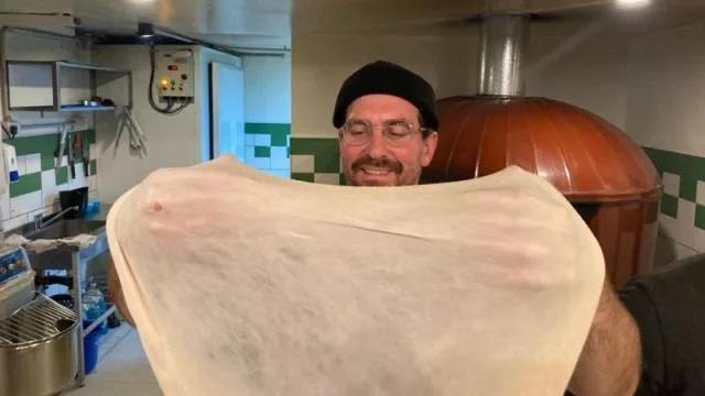 Agustín Urruti enseñando cómo se estira la masa.