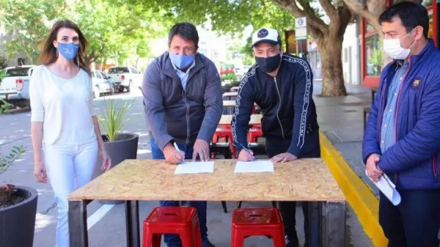 La Municipalidad de Neuquén habilitó la actividad gastronómica en las veredas
