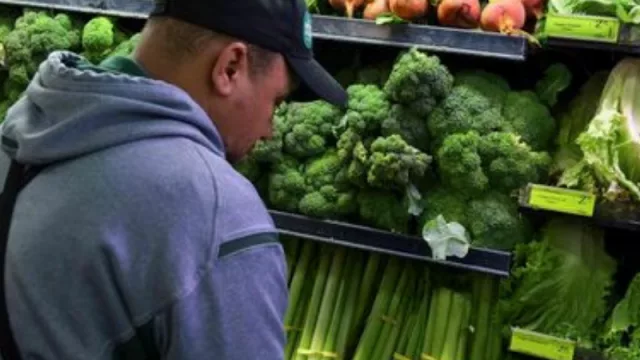 Productos hasta 61% más caros en el interior que en el programa Precios Cuidados (lechuga, aceite y leche, los más caros)