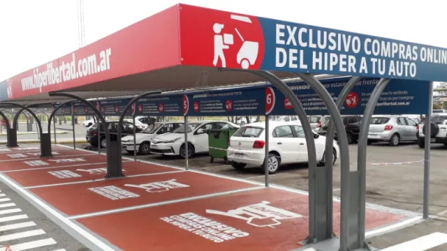 Los hipermercados de Libertad tienen espacios exclusivos para retirar (sin bajarse del vehículo) la compra hecha online.
