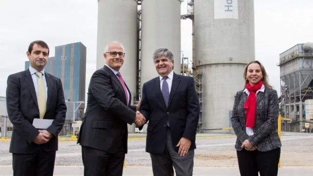 Se fortalece la alianza YPF-Holcim: la petrolera abastecerá con gas y carbón a la cementera por dos años