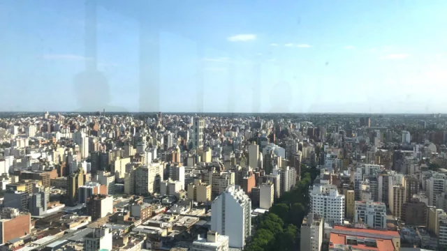 Si mirás bien, ves la Torre Angela que parece “petiza” desde el piso 34 de Torre Capitalinas.