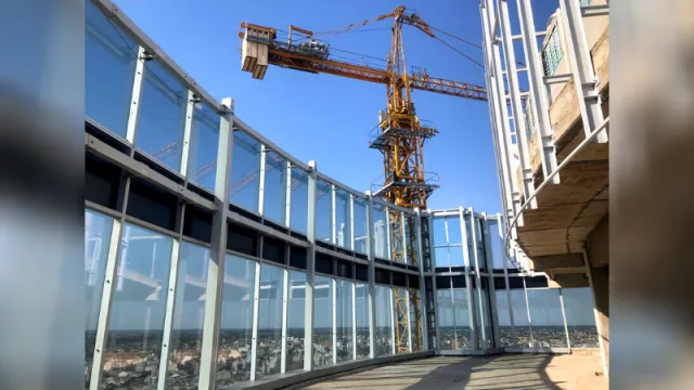 La grúa que acompañó la construcción de la primera torre empieza a ser desmontada… para montarla para la siguiente torre. Ah… una parte del desayunador del hotel en el piso 34 estará al aire libre.