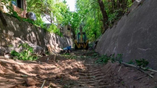 Extraen tres metros de profundidad de suciedad y barro en el canal maestro Sur