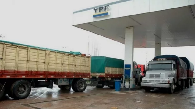 Sigue faltando combustible en Salta: largas filas, sobreprecios y racionamiento