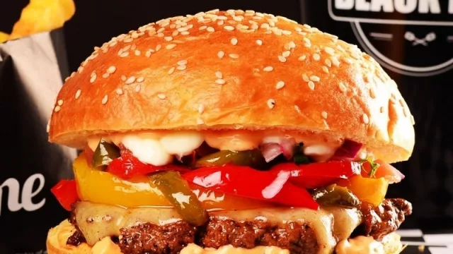 Black Pan celebra Halloween y resucita una hamburguesa solo para valientes: la Enchilada Diabla