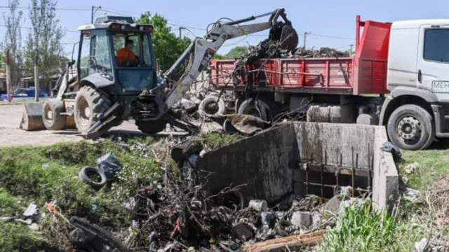Limpian 1.500 metros lineales de un canal pluvial al norte de la ciudad