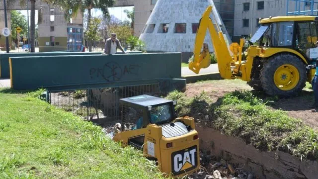 Con nueva maquinaria, el COyS limpia canales de la Ciudad 