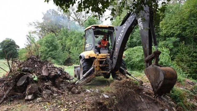 Comenzó la limpieza del canal de barrio Don Bosco