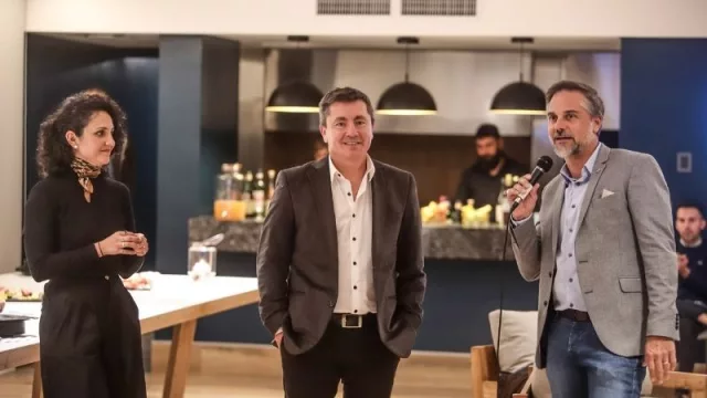 Lucas Salim (Grupo Proaco), dando la bienvenida junto a Íñigo Biain y Marianella Russo (Foto: Álvaro Corral)
