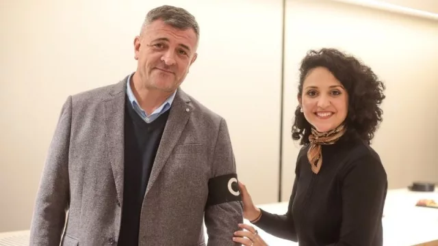 José Di Giorno recibiendo su cinta de capitán (Foto: Álvaro Corral)