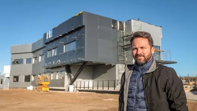 Indusplast se despega del resto: sumará una nueva marca de piletas a la mega planta de Malagueño (además, fabrican y exportan accesorios y losetas) 