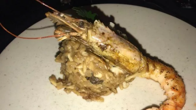 Risotto con hongos y langotinos.