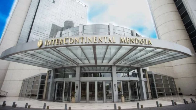 Las grandes cadenas se achican y se despiden de Mendoza