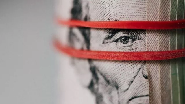 El gobierno ajusta el torniquete al dólar: el cupo de 200 por persona incluirá gastos con tarjetas (¿hacia un blue a $ 150?)