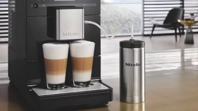 No, no es otra cafetera de cápsulas: esta muele el café a gusto y guarda los perfiles de los usuarios.