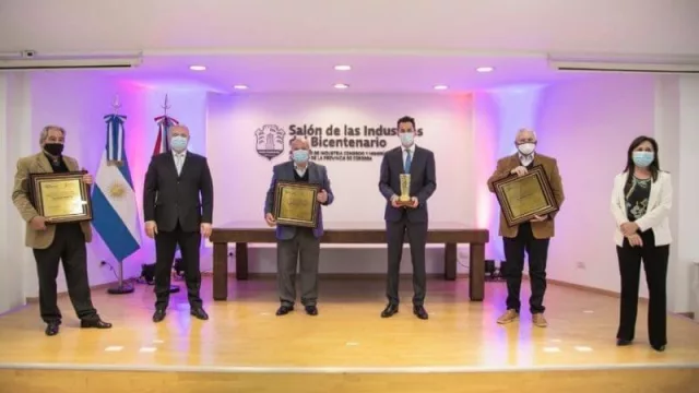 Miguel Ángel Grasso, Ricardo Paiaro y Oscar Baretto, socios fundadores  de Leistung Ingeniería SRL durante la entre de Premios Día de la Industria. 