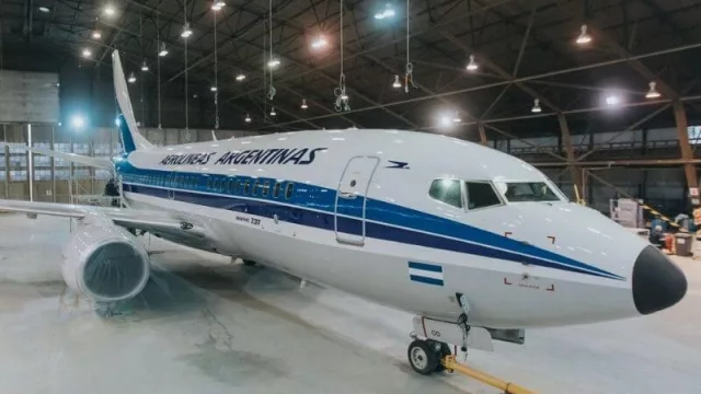 70 años no se cumplen todos los días: Aerolíneas Argentinas apostó al diseño “retro” para uno de sus aviones