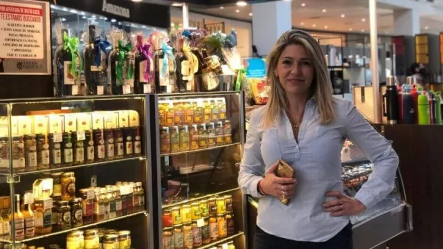 Paola Guadalupe, al frente del emprendimiento familiar con 4 locales en los principales shoppings de Córdoba.