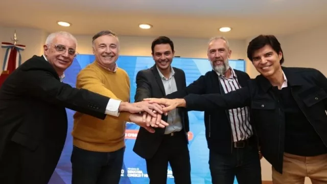  Hugo Escañuela (Bancor), Eduardo Accastello, Juan Pablo Inglese (ministro y secretario) junto a los fundadores de Contextus: Diego Fernández y Fabio Farchetto.