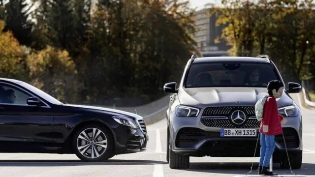 Autos y camiones que frenan solos: la nueva campaña de Mercedes Benz