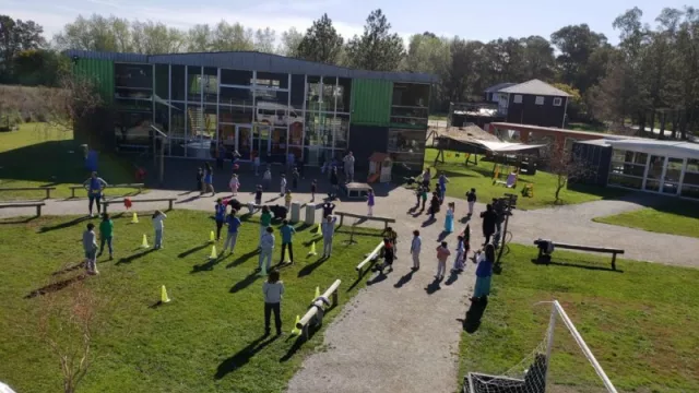Colegio en La Barra llena aulas de argentinos (sumó 40 familias en el último mes)