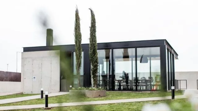 Nobú Housing cuenta con un salón de usos compartidos, plaza de juegos y pileta, entre otros amenities.