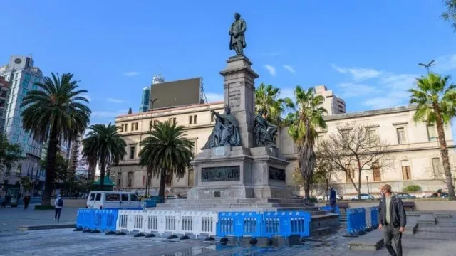 Comenzó la limpieza y conservación del monumento de la Plaza Vélez Sarsfield 