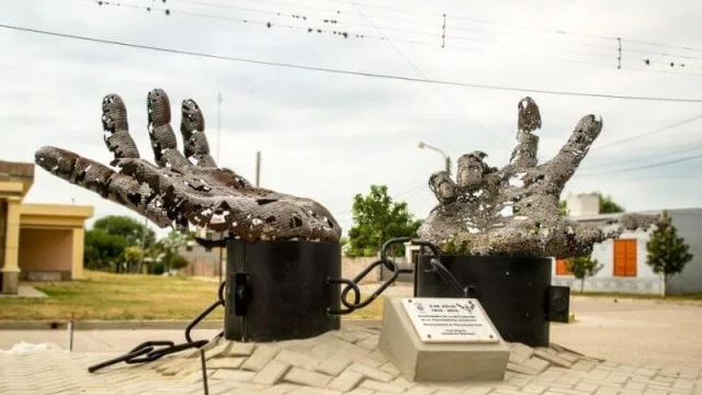 “Lucha y Esperanza”, escultura conmemorativa del Bicentenario de la Independencia Argentina para Pampayasta Sud (Córdoba). Dimensiones: 120cm x 260 cm x 100cm. Año: 2016.