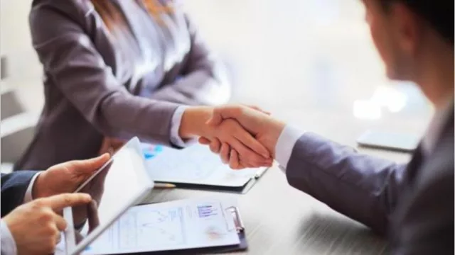 Las mujeres se deberían jubilar 8 años después que los hombres, dice...