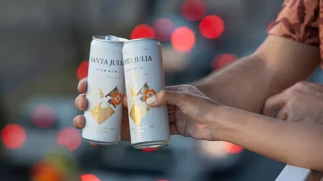 El vino en lata sale a pelearle el mercado joven a la cerveza