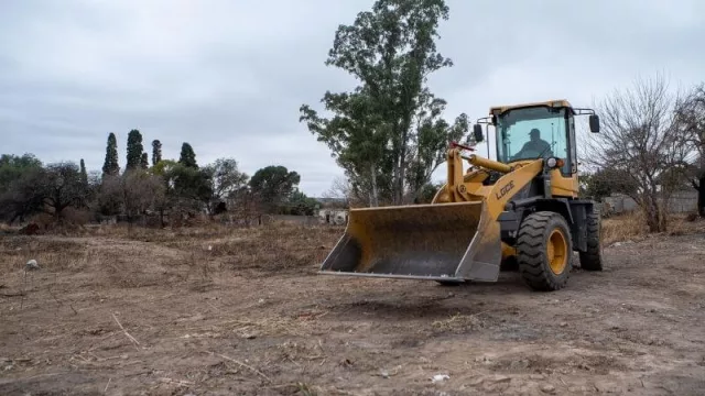 La Municipalidad limpió un macro basural en barrio Renacimiento