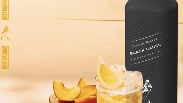 Diageo se juega y lanza un "Johnnie Negro" en la primera botella 100% libre de plástico (¿es Pulpex el futuro del packaging?)