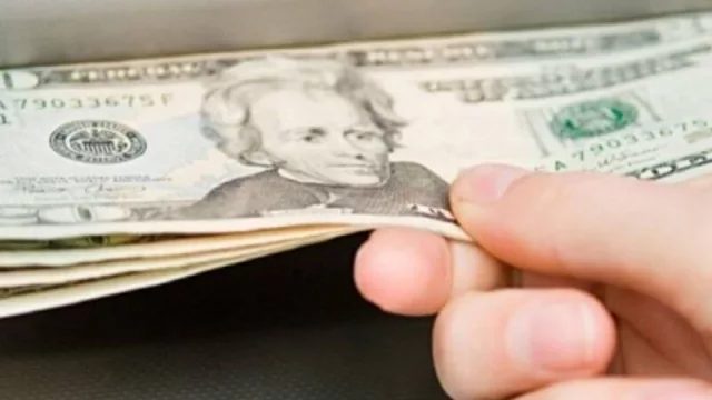 Santander le hace fácil las cosas a los “ruleros”: 10 cajeros que expenden dólares en Córdoba (¿qué pasó en el BBVA?)