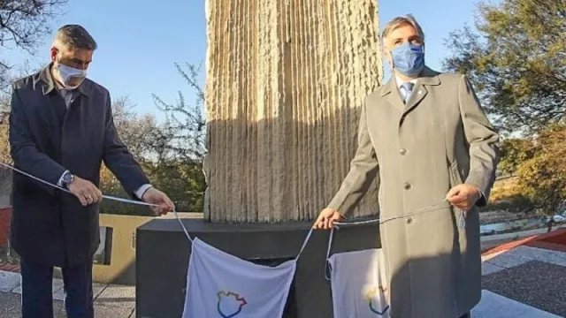 Aniversario 447 de la ciudad: Llaryora descubrió una placa en el Monumento de los Fundadores