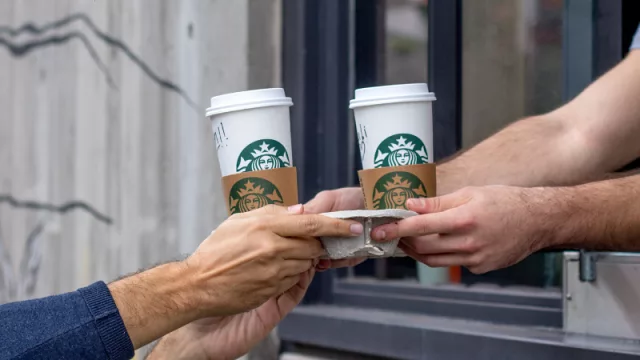 ¡Buen día! ¿Con ganas de un cafecito distinto? Mirá los Starbucks que ya operan take away (o delivery) en Córdoba