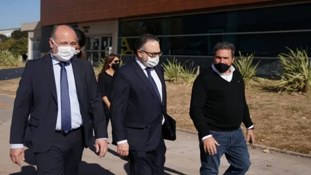 Eduardo Accastello (ministro de Industria), Matías Kulfas (ministro de Desarrollo Productivo) y Daniel Parodi (CEO de Volt Motors)