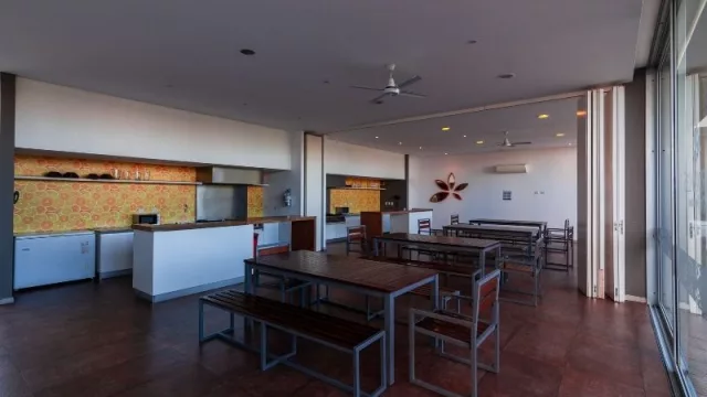 Sale asado. Dos SUM para asados y reuniones, parte de la oferta de Cardinales Alto Panorama.
