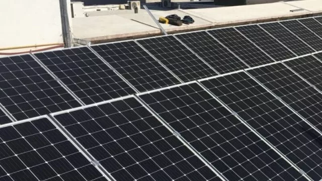 Es cuestión de decidirse: cómo hizo Emi para montar su terraza solar (y ahorrar 30% del consumo de energía)
